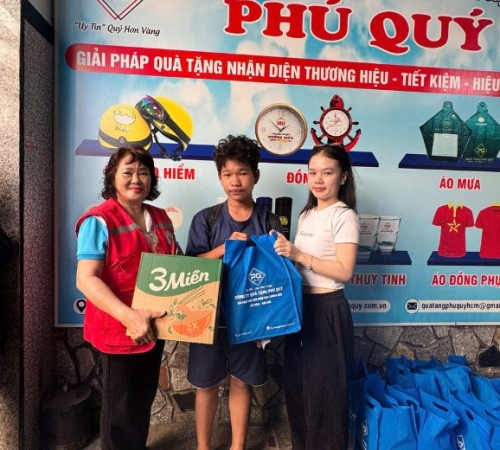 PHÚ QUÝ TẶNG QUÀ TẾT CHO BÀ CON KHU PHỐ