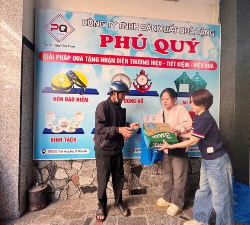 PHÚ QUÝ TẶNG QUÀ TẾT CHO BÀ CON KHU PHỐ